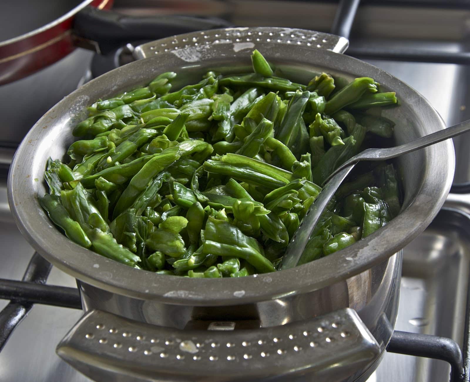 Merebusnya dengan air garam - Thegorbalsla