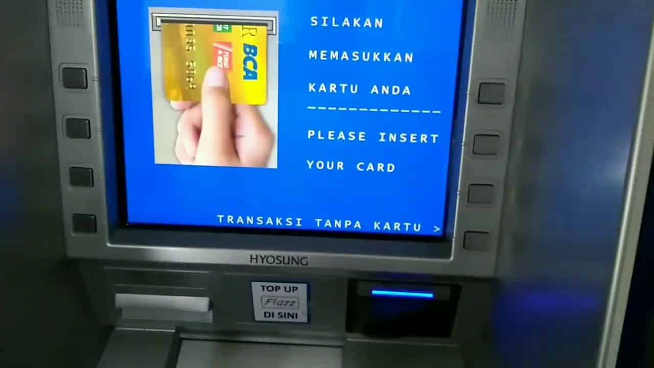 Masukan-kartu-ATM-BCA-pada-mesin